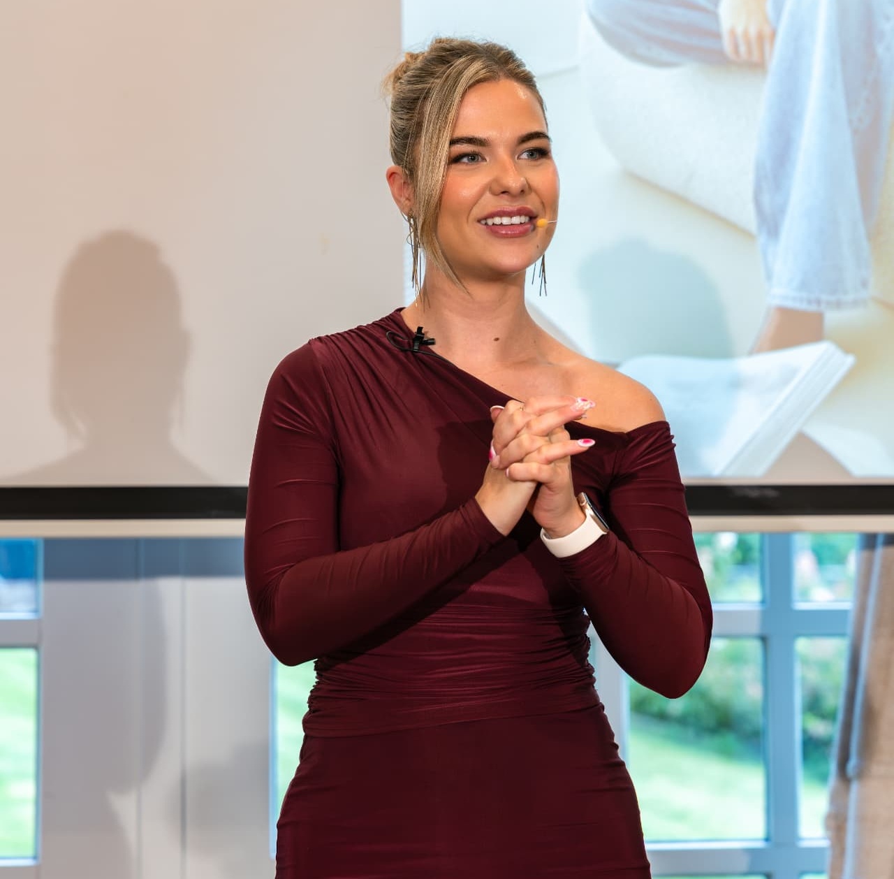 Angela Brink tijdens een presentatie over digitale producten